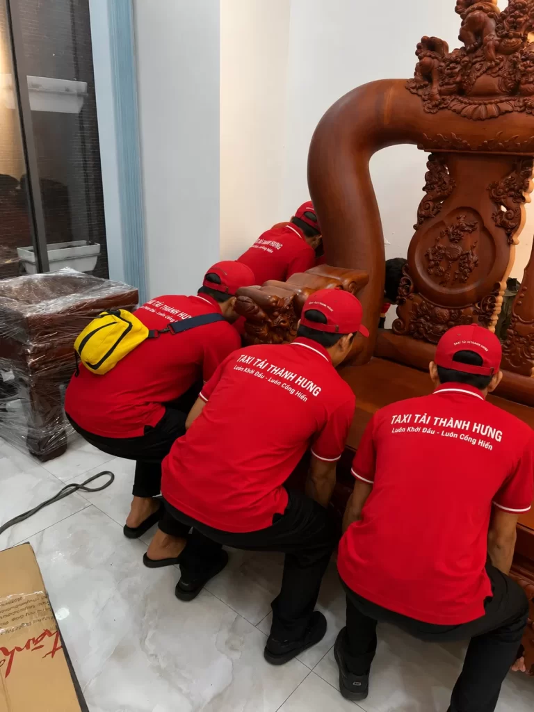 Đóng gói đồ đạc cẩn thận khi chuyển nhà