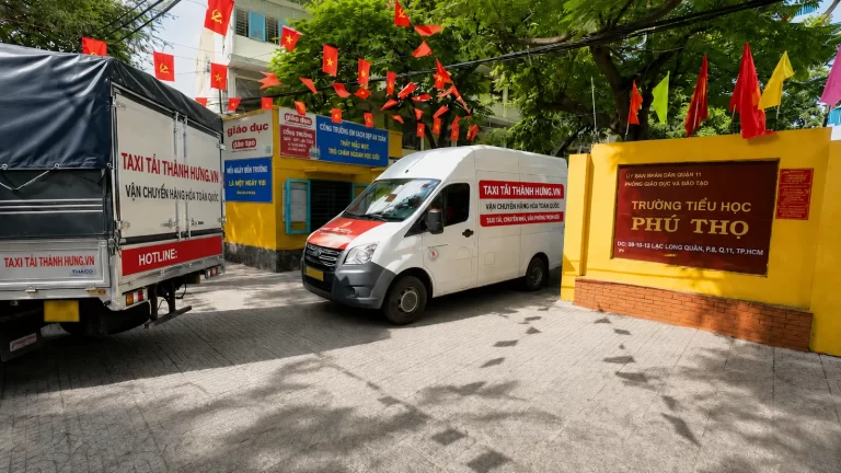 Xe tải Thành Hưng chở hàng trên đường phố TPHCM