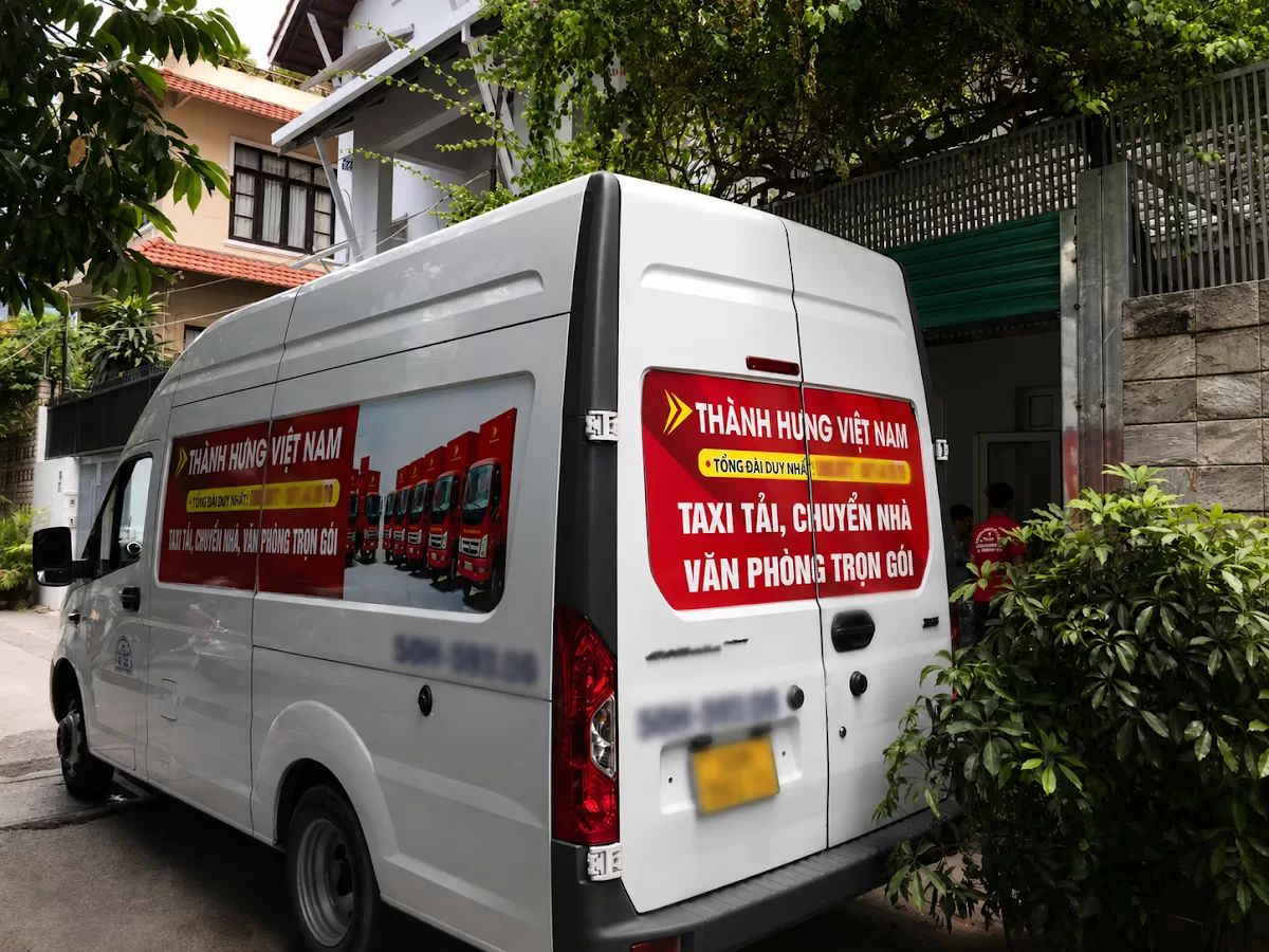 Xe tải thùng kín Taxi Tải Thành Hưng cho thuê chở hàng